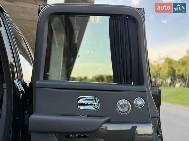 Черный Ролс Ройс Cullinan, объемом двигателя 6.75 л и пробегом 47 тыс. км за 419900 $, фото 81 на Automoto.ua