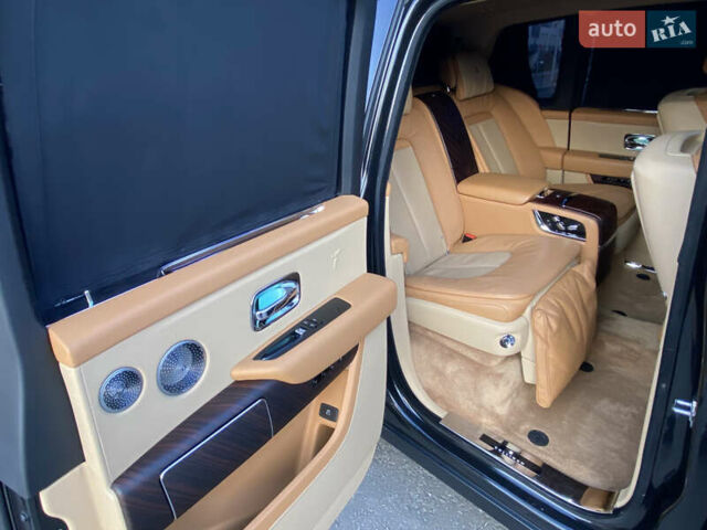 Черный Ролс Ройс Cullinan, объемом двигателя 6.75 л и пробегом 84 тыс. км за 337000 $, фото 9 на Automoto.ua
