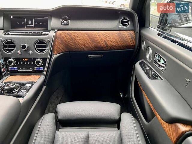 Чорний Ролс Ройс Cullinan, об'ємом двигуна 6.75 л та пробігом 18 тис. км за 399999 $, фото 57 на Automoto.ua