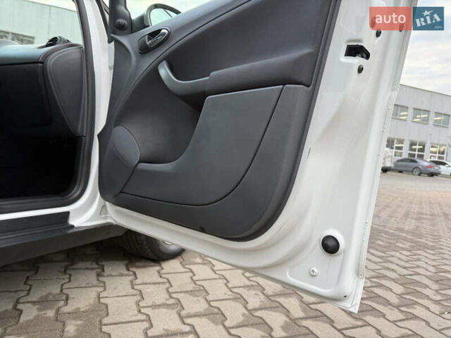 Білий Сеат Altea, об'ємом двигуна 1.6 л та пробігом 255 тис. км за 4999 $, фото 39 на Automoto.ua