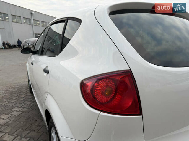 Білий Сеат Altea, об'ємом двигуна 1.6 л та пробігом 255 тис. км за 4999 $, фото 8 на Automoto.ua