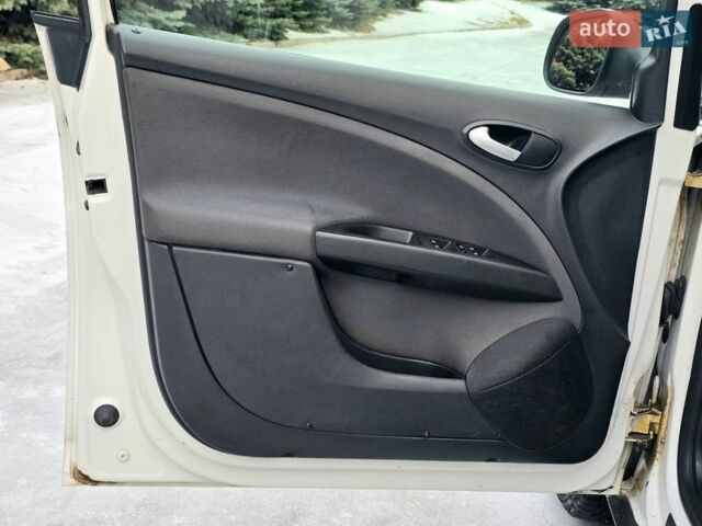 Білий Сеат Altea, об'ємом двигуна 1.6 л та пробігом 165 тис. км за 6999 $, фото 9 на Automoto.ua