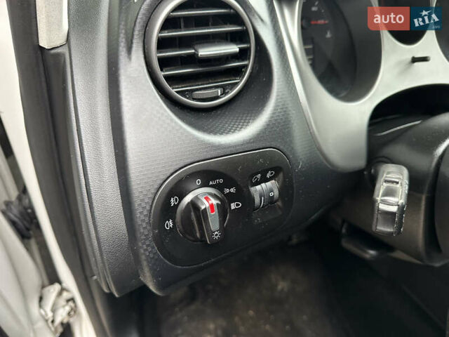 Білий Сеат Altea, об'ємом двигуна 1.39 л та пробігом 159 тис. км за 8700 $, фото 28 на Automoto.ua