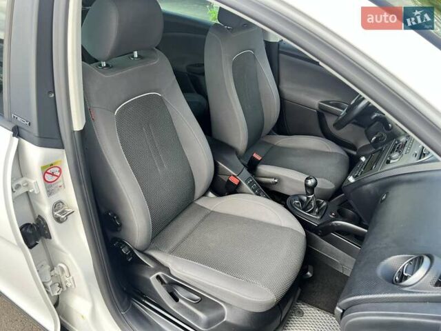 Білий Сеат Altea, об'ємом двигуна 1.6 л та пробігом 257 тис. км за 8999 $, фото 27 на Automoto.ua