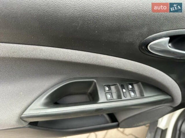 Белый Сеат Алтеа, объемом двигателя 1.39 л и пробегом 159 тыс. км за 8700 $, фото 29 на Automoto.ua