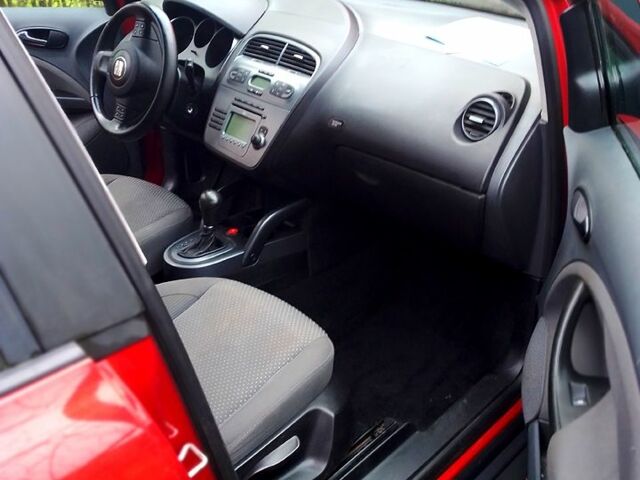 Червоний Сеат Altea, об'ємом двигуна 20 л та пробігом 200 тис. км за 6500 $, фото 5 на Automoto.ua
