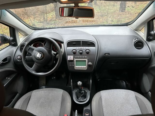 Красный Сеат Алтеа, объемом двигателя 1.6 л и пробегом 295 тыс. км за 3950 $, фото 1 на Automoto.ua