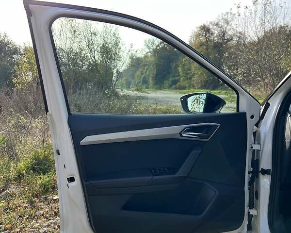 Білий Сеат Arona, об'ємом двигуна 1 л та пробігом 42 тис. км за 18000 $, фото 7 на Automoto.ua