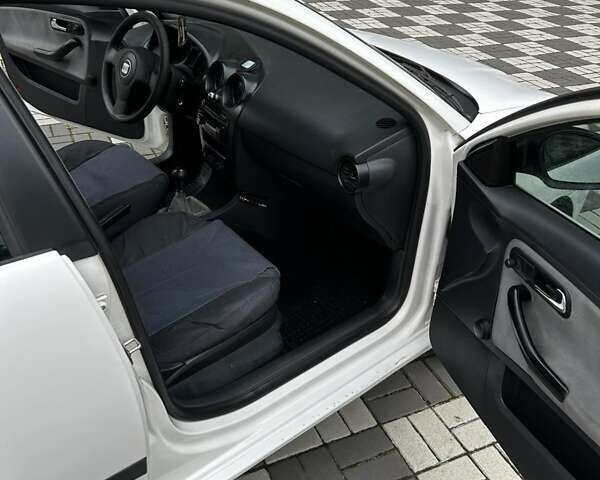 Белый Сеат Кордоба, объемом двигателя 1.39 л и пробегом 400 тыс. км за 2100 $, фото 9 на Automoto.ua