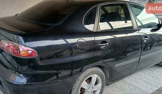 Черный Сеат Кордоба, объемом двигателя 1.4 л и пробегом 245 тыс. км за 4300 $, фото 4 на Automoto.ua