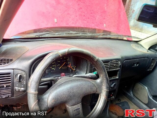 Красный Сеат Кордоба, объемом двигателя 1.6 л и пробегом 123 тыс. км за 1000 $, фото 4 на Automoto.ua