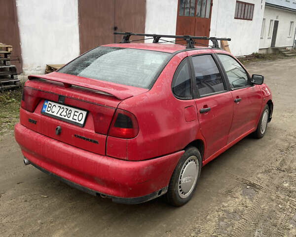 Красный Сеат Кордоба, объемом двигателя 1.6 л и пробегом 250 тыс. км за 1350 $, фото 3 на Automoto.ua