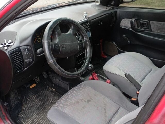 Красный Сеат Кордоба, объемом двигателя 1.4 л и пробегом 341 тыс. км за 1000 $, фото 4 на Automoto.ua