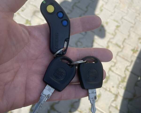 Красный Сеат Кордоба, объемом двигателя 1.8 л и пробегом 163 тыс. км за 2000 $, фото 1 на Automoto.ua