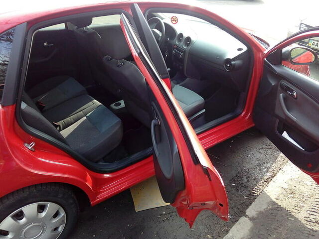 Красный Сеат Кордоба, объемом двигателя 1.4 л и пробегом 217 тыс. км за 3300 $, фото 4 на Automoto.ua