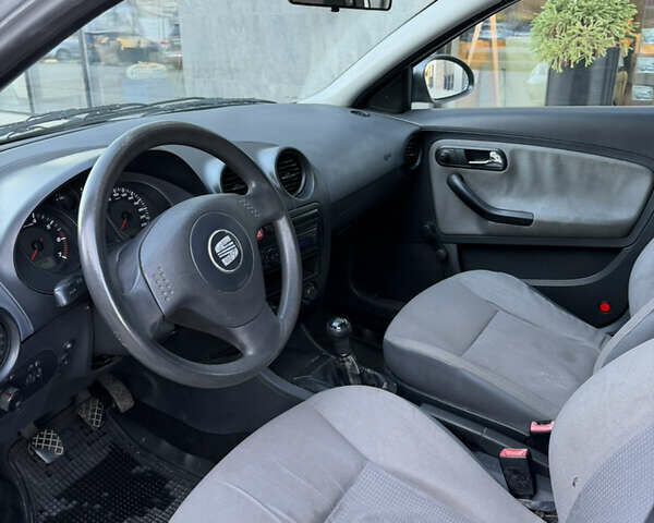 Сірий Сеат Cordoba, об'ємом двигуна 1.4 л та пробігом 300 тис. км за 2000 $, фото 10 на Automoto.ua