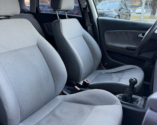 Сірий Сеат Cordoba, об'ємом двигуна 1.4 л та пробігом 300 тис. км за 2000 $, фото 13 на Automoto.ua