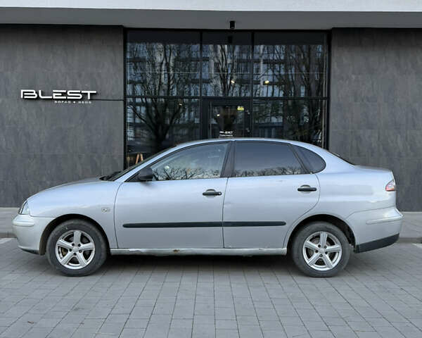 Сірий Сеат Cordoba, об'ємом двигуна 1.4 л та пробігом 300 тис. км за 2000 $, фото 7 на Automoto.ua