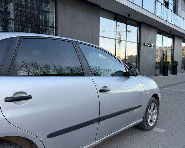 Сірий Сеат Cordoba, об'ємом двигуна 1.4 л та пробігом 300 тис. км за 2000 $, фото 4 на Automoto.ua