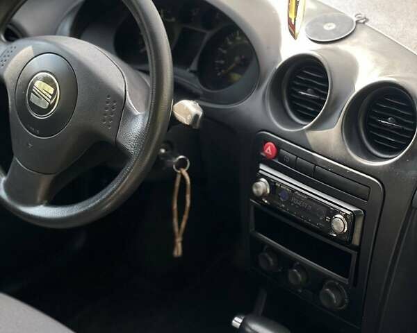 Серый Сеат Кордоба, объемом двигателя 1.4 л и пробегом 261 тыс. км за 4200 $, фото 8 на Automoto.ua