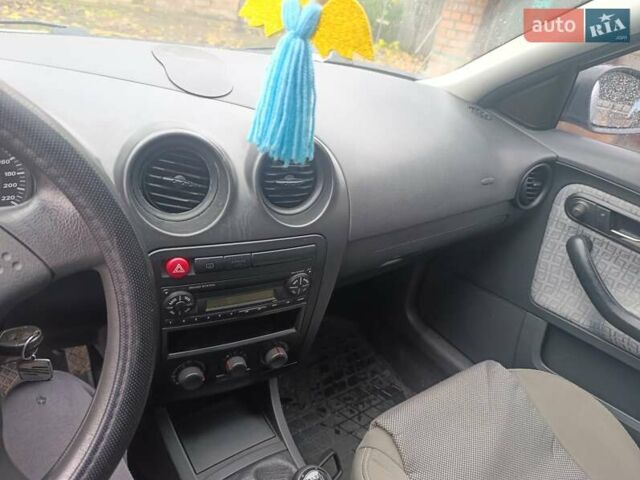 Сірий Сеат Cordoba, об'ємом двигуна 1.39 л та пробігом 165 тис. км за 3000 $, фото 4 на Automoto.ua