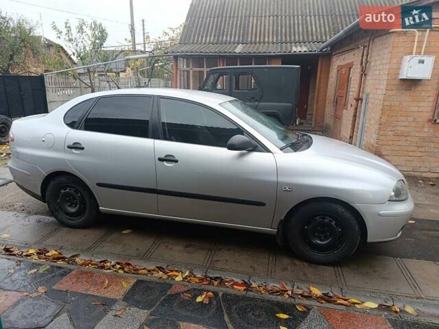 Сірий Сеат Cordoba, об'ємом двигуна 1.39 л та пробігом 165 тис. км за 3000 $, фото 2 на Automoto.ua