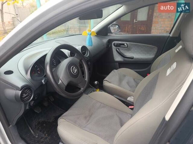 Сірий Сеат Cordoba, об'ємом двигуна 1.39 л та пробігом 165 тис. км за 3000 $, фото 5 на Automoto.ua