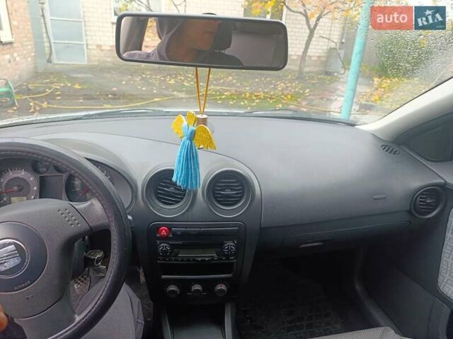 Сірий Сеат Cordoba, об'ємом двигуна 1.39 л та пробігом 165 тис. км за 3000 $, фото 9 на Automoto.ua