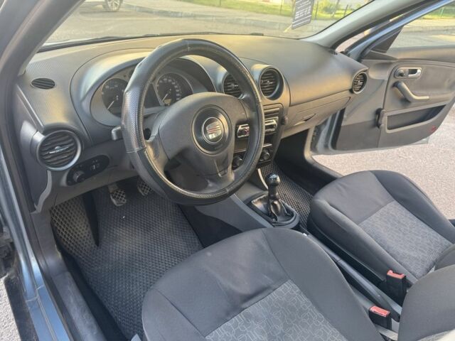 Сірий Сеат Cordoba, об'ємом двигуна 1.4 л та пробігом 270 тис. км за 2750 $, фото 15 на Automoto.ua