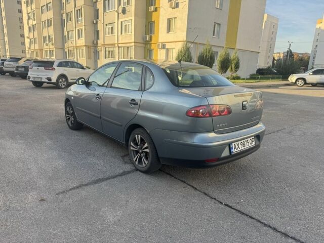 Сірий Сеат Cordoba, об'ємом двигуна 1.4 л та пробігом 270 тис. км за 2750 $, фото 3 на Automoto.ua