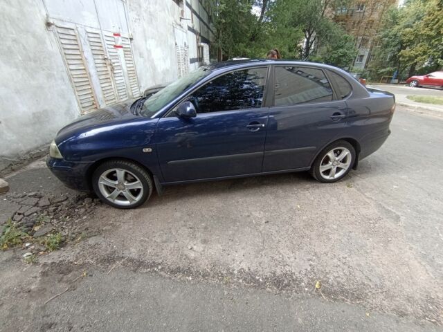 Синий Сеат Кордоба, объемом двигателя 2 л и пробегом 226 тыс. км за 3500 $, фото 4 на Automoto.ua