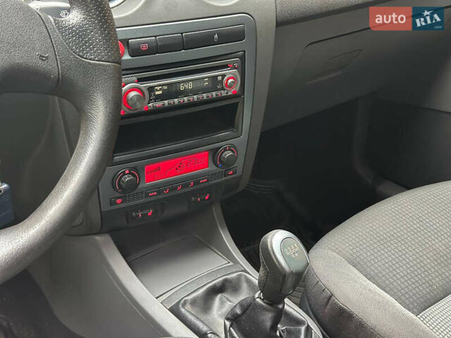 Синий Сеат Кордоба, объемом двигателя 1.39 л и пробегом 195 тыс. км за 3999 $, фото 8 на Automoto.ua