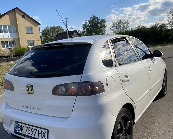 Белый Сеат Ибица, объемом двигателя 1.4 л и пробегом 200 тыс. км за 4200 $, фото 4 на Automoto.ua