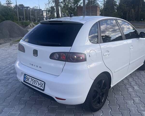 Белый Сеат Ибица, объемом двигателя 1.4 л и пробегом 200 тыс. км за 4200 $, фото 8 на Automoto.ua