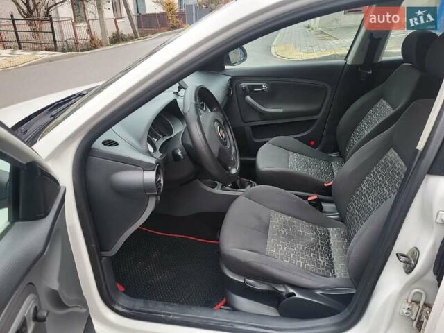 Белый Сеат Ибица, объемом двигателя 1.2 л и пробегом 192 тыс. км за 3900 $, фото 5 на Automoto.ua