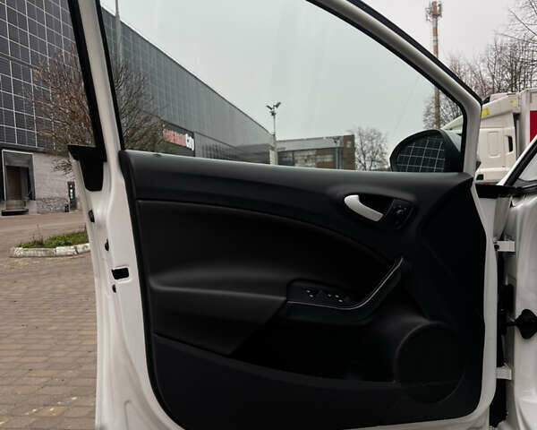 Білий Сеат Ibiza, об'ємом двигуна 1.4 л та пробігом 202 тис. км за 7800 $, фото 23 на Automoto.ua