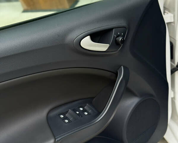 Белый Сеат Ибица, объемом двигателя 1.6 л и пробегом 147 тыс. км за 9999 $, фото 10 на Automoto.ua