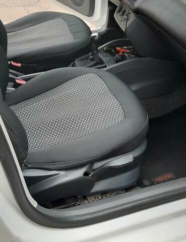 Белый Сеат Ибица, объемом двигателя 1.2 л и пробегом 200 тыс. км за 6000 $, фото 6 на Automoto.ua