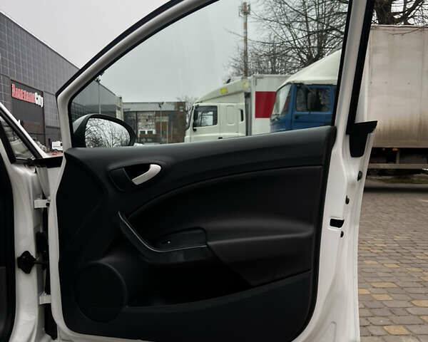 Білий Сеат Ibiza, об'ємом двигуна 1.4 л та пробігом 202 тис. км за 7800 $, фото 25 на Automoto.ua