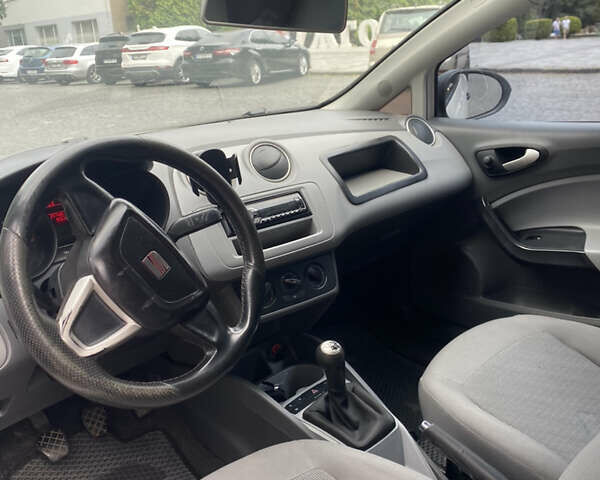 Белый Сеат Ибица, объемом двигателя 1.2 л и пробегом 200 тыс. км за 5200 $, фото 5 на Automoto.ua