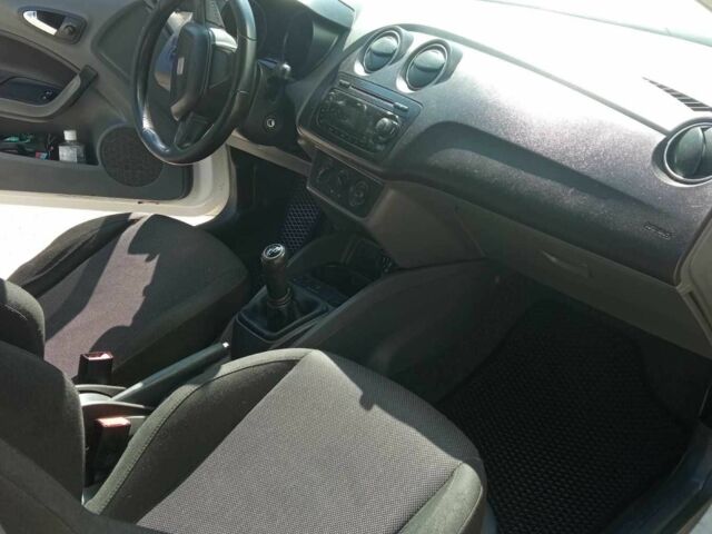 Белый Сеат Ибица, объемом двигателя 1.2 л и пробегом 190 тыс. км за 4500 $, фото 4 на Automoto.ua