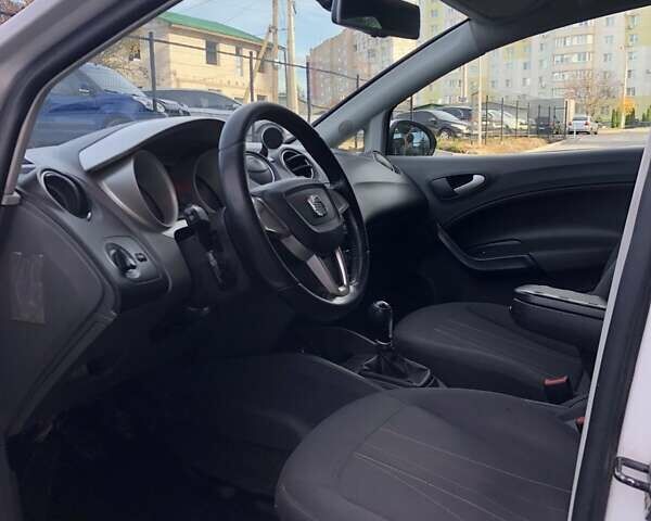 Белый Сеат Ибица, объемом двигателя 1.2 л и пробегом 285 тыс. км за 4300 $, фото 5 на Automoto.ua
