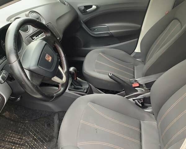 Белый Сеат Ибица, объемом двигателя 1.39 л и пробегом 140 тыс. км за 5000 $, фото 3 на Automoto.ua