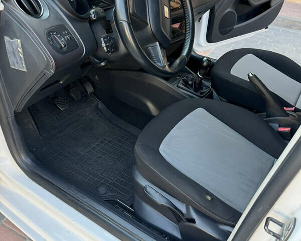 Белый Сеат Ибица, объемом двигателя 1.2 л и пробегом 258 тыс. км за 5200 $, фото 2 на Automoto.ua