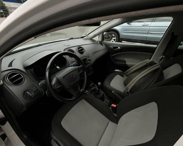 Белый Сеат Ибица, объемом двигателя 1.39 л и пробегом 164 тыс. км за 6600 $, фото 4 на Automoto.ua