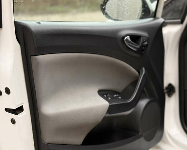 Белый Сеат Ибица, объемом двигателя 1.39 л и пробегом 210 тыс. км за 6400 $, фото 16 на Automoto.ua