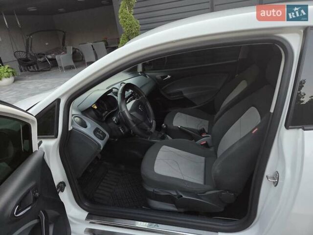 Белый Сеат Ибица, объемом двигателя 1.2 л и пробегом 97 тыс. км за 7700 $, фото 5 на Automoto.ua