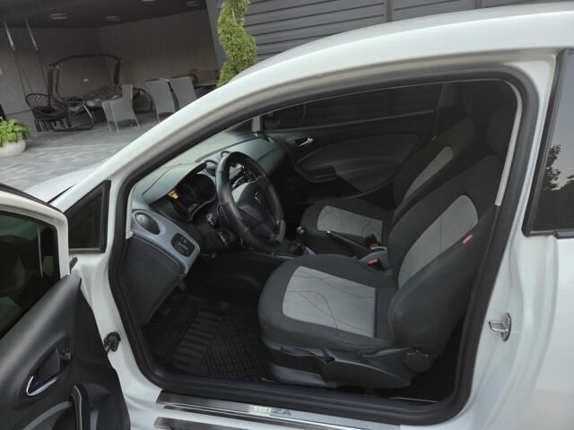 Белый Сеат Ибица, объемом двигателя 1.2 л и пробегом 98 тыс. км за 7200 $, фото 5 на Automoto.ua