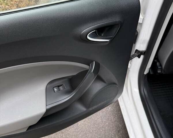Білий Сеат Ibiza, об'ємом двигуна 1.2 л та пробігом 80 тис. км за 9200 $, фото 13 на Automoto.ua