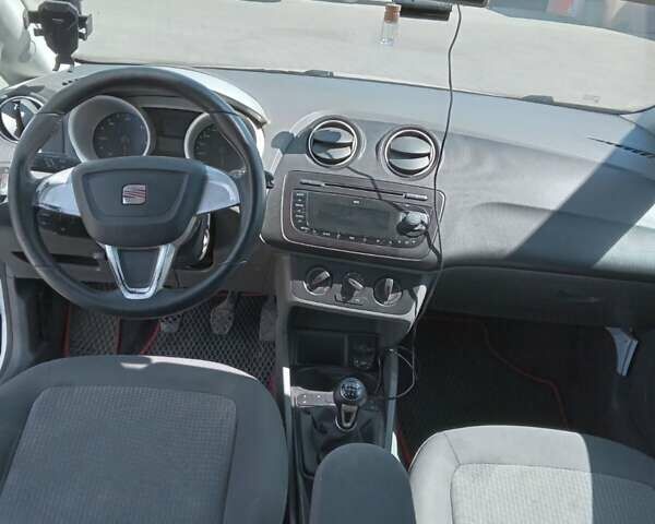 Белый Сеат Ибица, объемом двигателя 1.2 л и пробегом 270 тыс. км за 4500 $, фото 3 на Automoto.ua